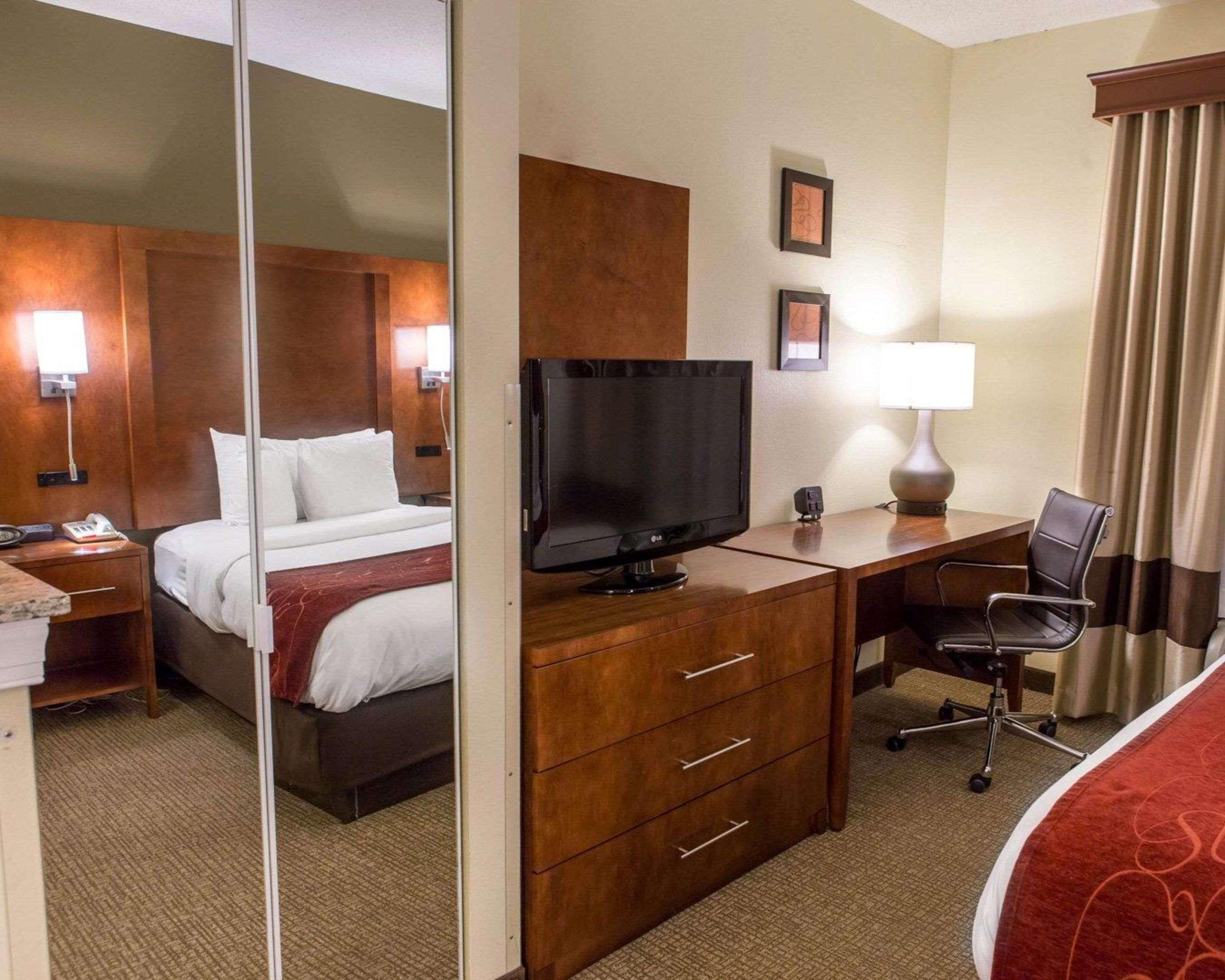 Comfort Suites Newark - Harrison Kültér fotó