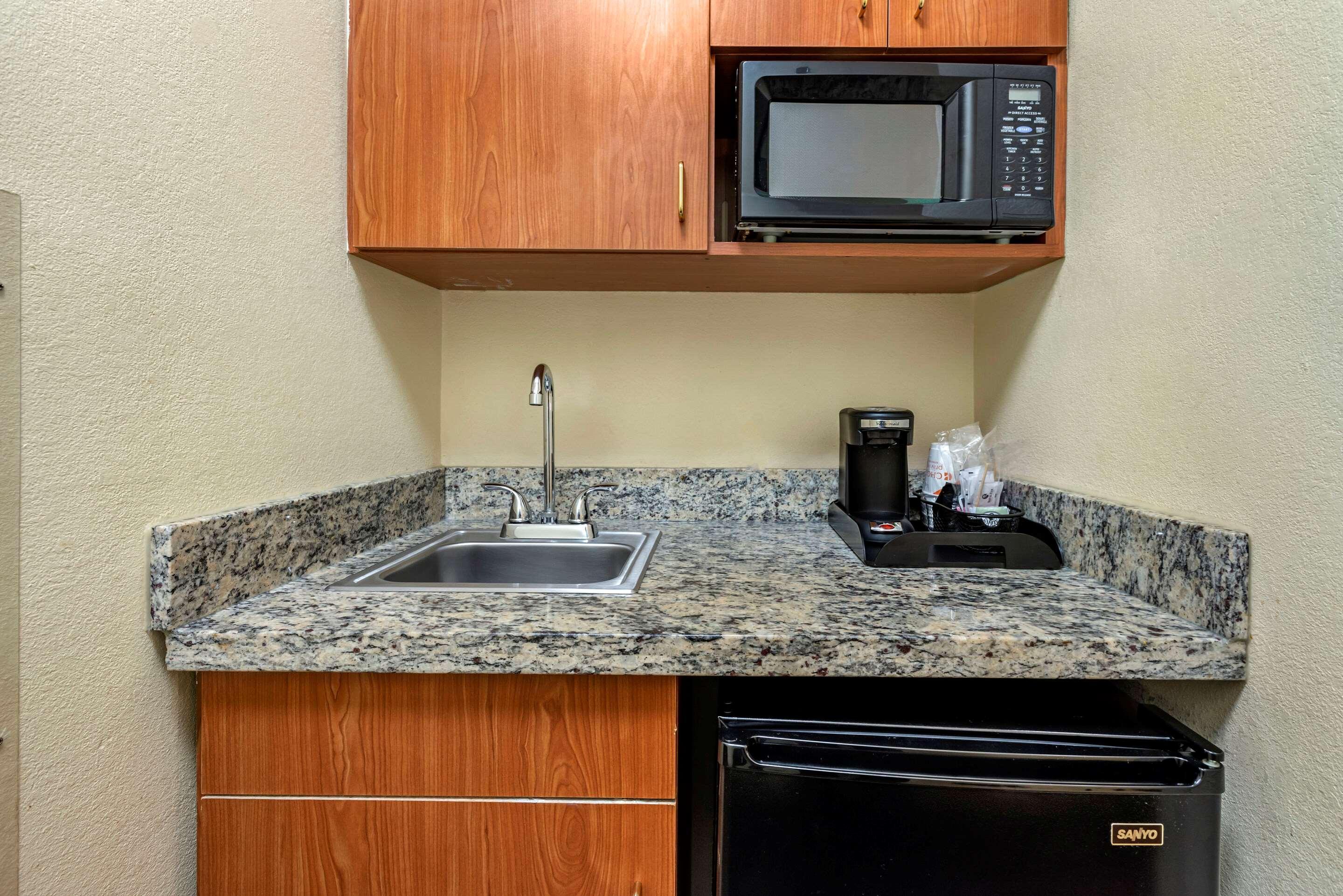 Comfort Suites Newark - Harrison Kültér fotó