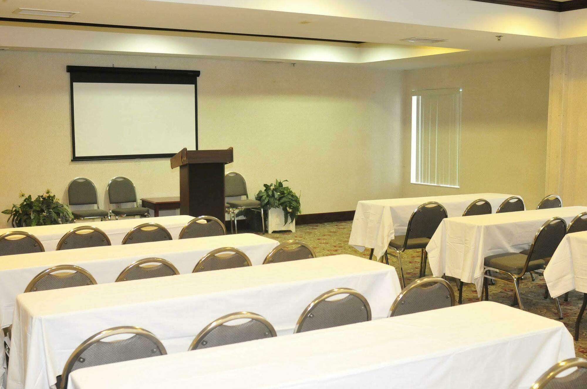 Comfort Suites Newark - Harrison Kültér fotó